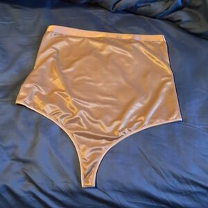 🚨 🥷 New with tag SKIMS runs small shaping under panty in Shiny nude